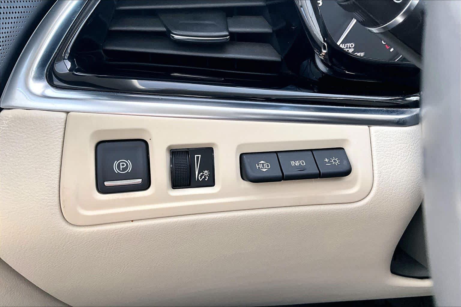Used 2022 Cadillac XT6 Premium Luxury w/ Technology Package FWD image 32