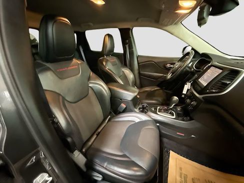 Used 2017 Jeep Cherokee Trailhawk w/ Cold Weather Group image 28
