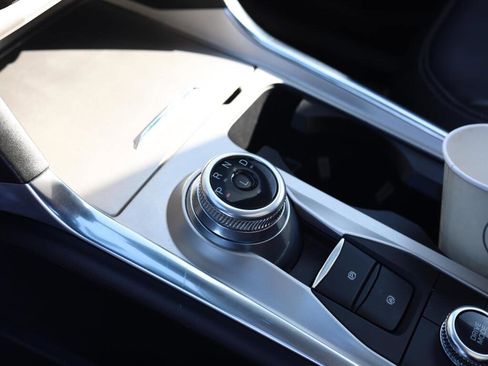 Used 2022 Ford Explorer XLT w/ Equipment Group 202A image 8