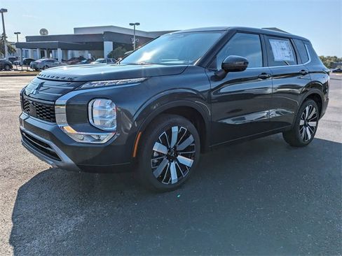 New 2025 Mitsubishi Outlander SE image 2