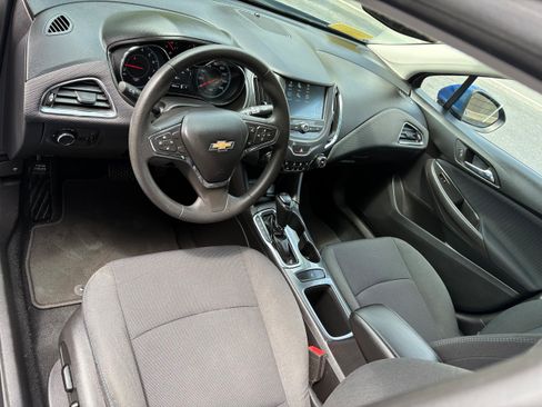 Used 2017 Chevrolet Cruze LT w/ Convenience Package FWD image 11