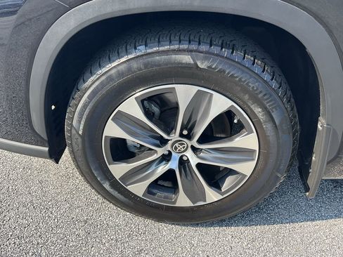 Used 2022 Toyota Highlander XLE image 35