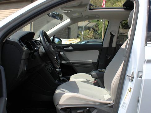 Used 2018 Volkswagen Tiguan SE image 30