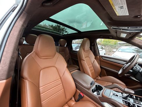 Used 2022 Porsche Cayenne Turbo S w/ Assistance Package image 23