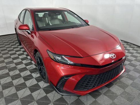 Used 2025 Toyota Camry SE FWD image 9