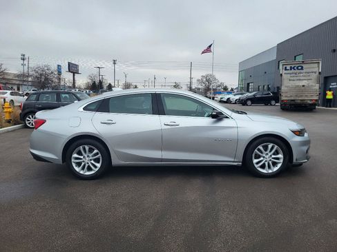 Used 2018 Chevrolet Malibu LT image 2