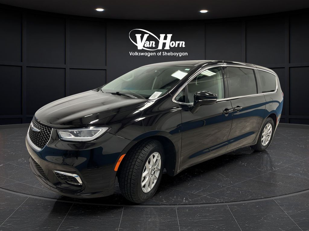Used 2024 Chrysler Pacifica Touring-L FWD image 3