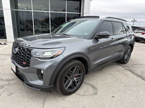 Used 2025 Ford Explorer ST image 3