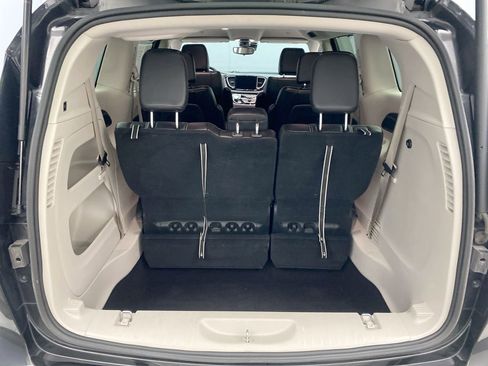Used 2023 Chrysler Pacifica Touring-L FWD image 25