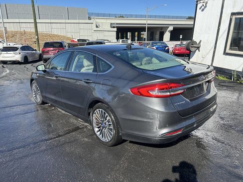 Used 2017 Ford Fusion SE w/ Fusion SE Technology Package image 10