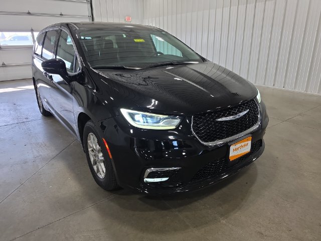 Used 2024 Chrysler Pacifica Touring-L FWD image 2
