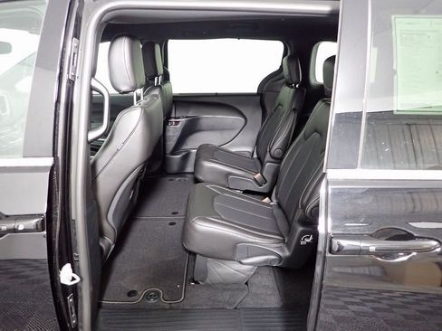 New 2025 Chrysler Pacifica Select image 28