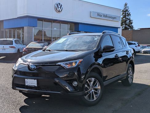 Used 2017 Toyota RAV4 XLE image 1