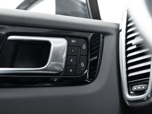 Certified 2023 Porsche Cayenne AWD/4WD image 18