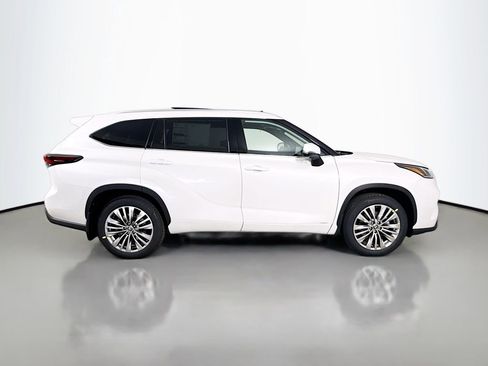 New 2026 Toyota Highlander Platinum AWD/4WD image 9