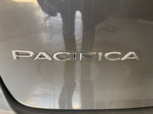 Used 2022 Chrysler Pacifica Touring-L image 45