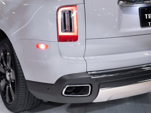 Used 2023 Rolls-Royce Cullinan w/ Cullinan Package image 16