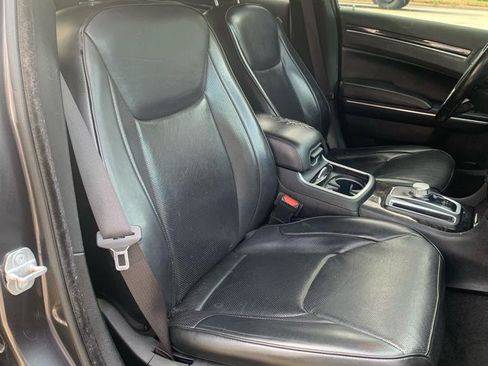 Used 2018 Chrysler 300 Limited RWD image 9