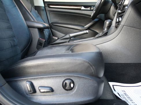 Used 2014 Volkswagen Passat 1.8T SEL Premium image 9