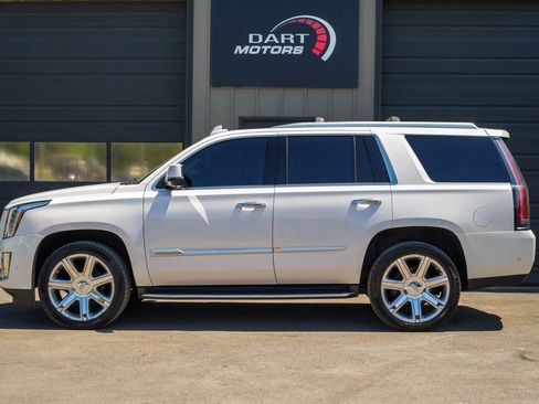 Used 2017 Cadillac Escalade Luxury AWD/4WD image 4