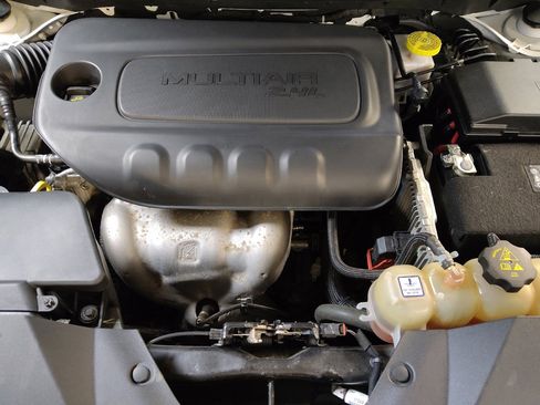 Used 2019 Jeep Cherokee Latitude w/ Cold Weather Group FWD image 30