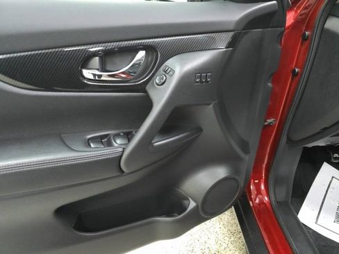 Used 2018 Nissan Rogue SL w/ Premium Package image 17