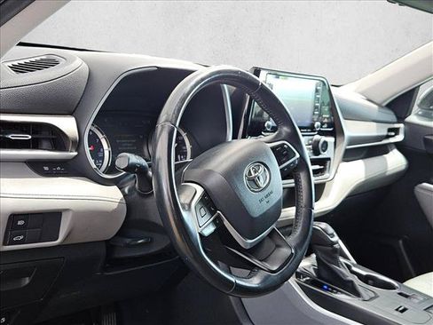 Used 2022 Toyota Highlander XLE FWD image 9