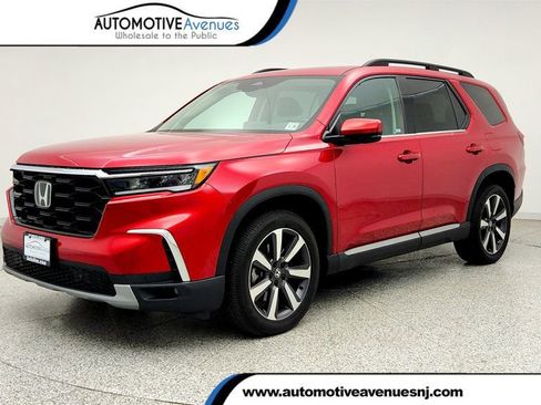 Used 2025 Honda Pilot Touring image 1