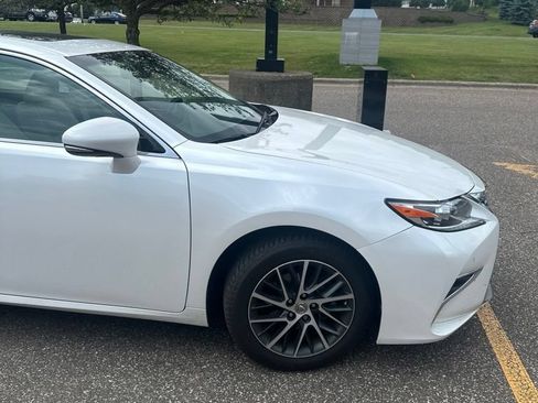 Used 2017 Lexus ES 350 w/ Luxury Package FWD image 2
