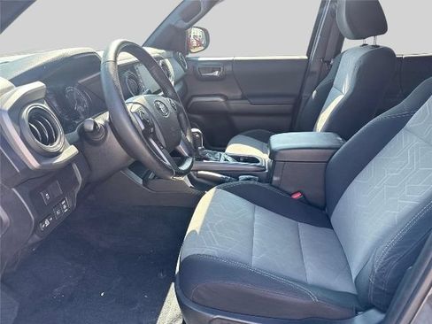 Used 2022 Toyota Tacoma TRD Off-Road AWD/4WD image 9