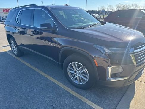 Used 2023 Chevrolet Traverse LT FWD image 3