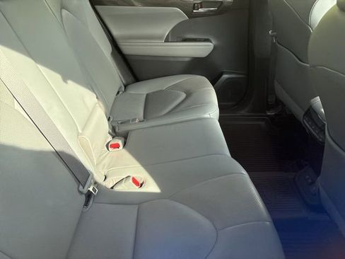 Used 2021 Toyota Highlander Limited image 9
