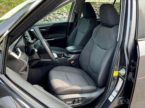 Used 2021 Toyota RAV4 XLE w/ Convenience Package image 10