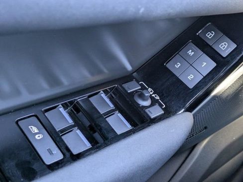 Used 2025 Land Rover Range Rover Velar Dynamic SE image 19
