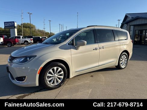 Used 2017 Chrysler Pacifica Touring-L image 2