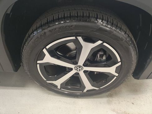 Used 2025 Volkswagen Tiguan SE AWD/4WD image 4