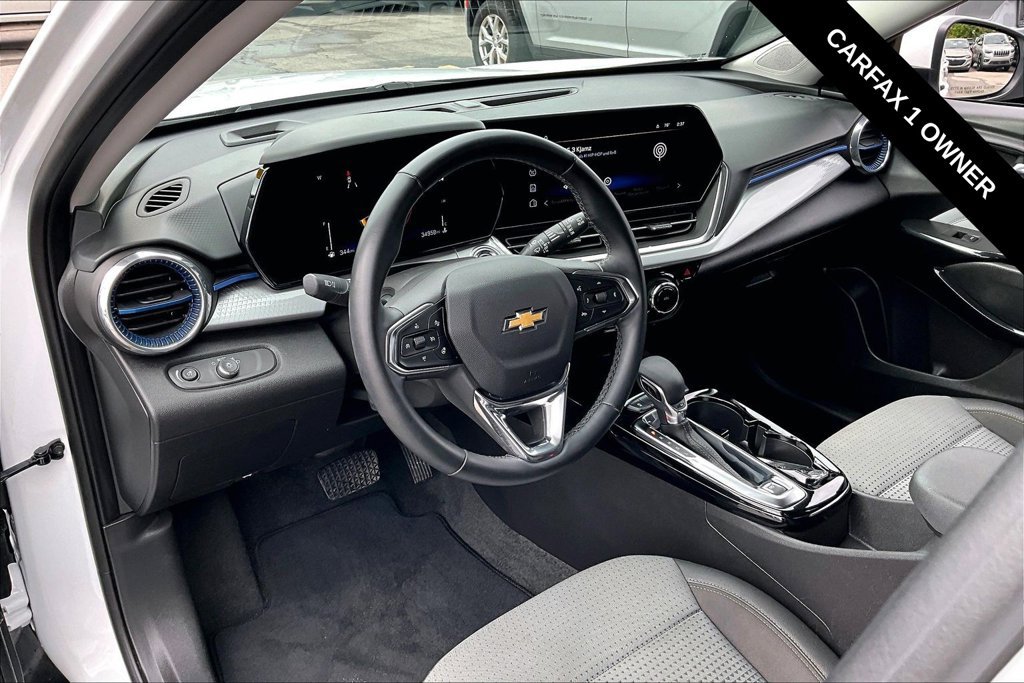 Used 2025 Chevrolet Trax LT FWD image 11