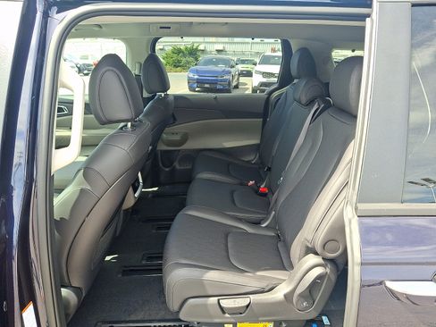 New 2026 Kia Carnival EX image 6