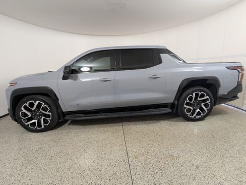 Used 2025 Chevrolet Silverado EV RST AWD/4WD image 5