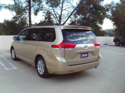 Used 2011 Toyota Sienna XLE image 5