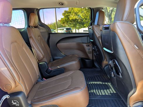 Used 2019 Chrysler Pacifica Limited image 23