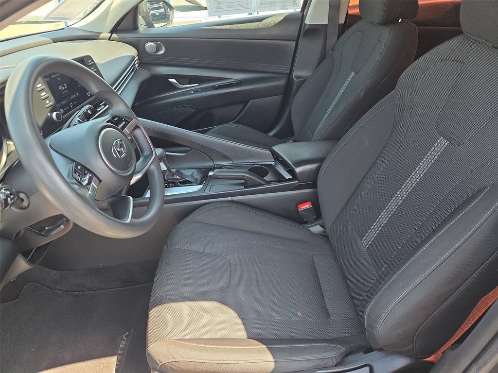 Used 2022 Hyundai Elantra SE w/ Cargo Package FWD image 10