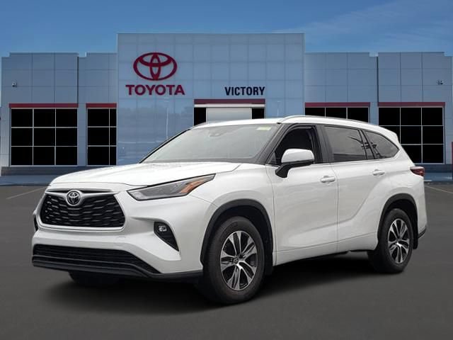 Used 2024 Toyota Highlander XLE AWD/4WD image 1