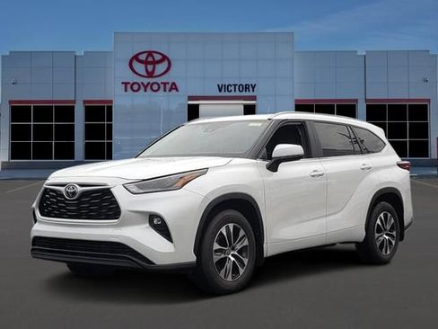 Used 2024 Toyota Highlander XLE AWD/4WD image 1