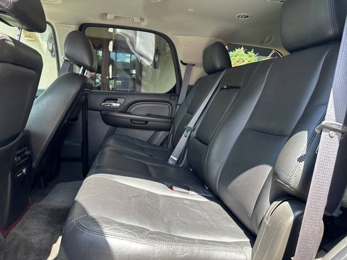 Used 2012 Cadillac Escalade Luxury AWD/4WD image 12