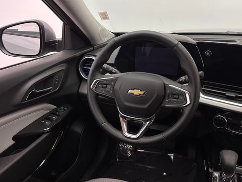 Used 2025 Chevrolet Trax LT w/ LT Convenience Package FWD image 23