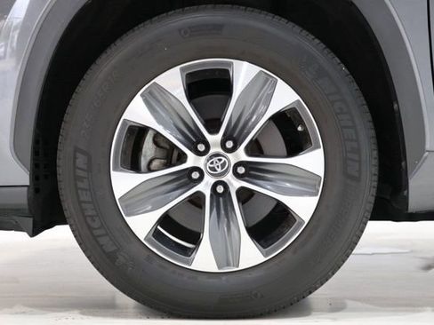 Used 2023 Toyota Highlander XLE image 9