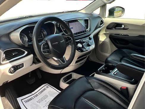 Used 2023 Chrysler Pacifica Touring-L FWD image 16