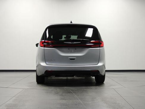 Used 2024 Chrysler Pacifica Touring-L FWD image 5
