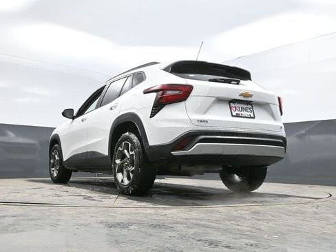 Used 2025 Chevrolet Trax LT image 44